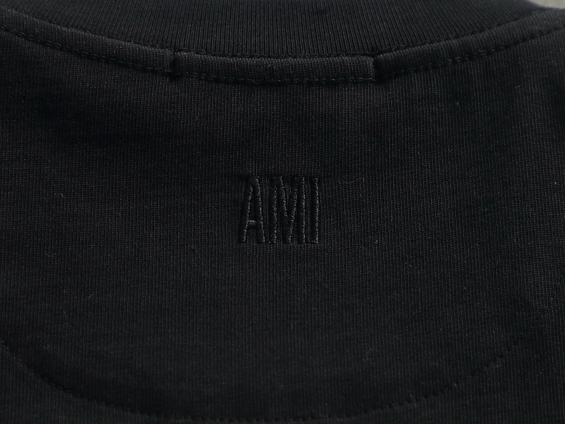 Ami Classic love embroidery craft Logo logo is exquisitely upgraded, inspired by Retro original fabrics in the 1980s. Official Same Style short-sleeved T-shirt. Customized 320g vat-dyed fabric. Very comfortable to the touch. Synchronized with spring and summer brick cabinets. Fashionable and personalized. Super Versatile and good-looking. Very suitable for both men and women. A must-have for everyone. Hang tag. Collar label. Washed wheat. Complete with three labels. Color: White Black Pink Size: S M L XL